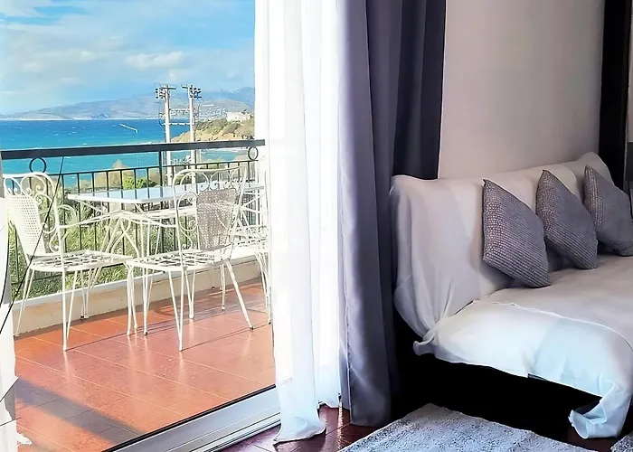 Pool & Seaview Apartment Beachside